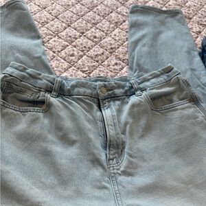 AEO Strigid Curvy Mom Jeans | Light Wash